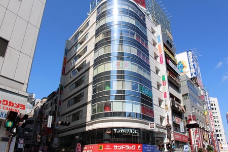 新宿西口駅直結！小田急ハルク（ビックカメラさん）隣、２階にサンマルクカフェさんがあるビルの４階です。