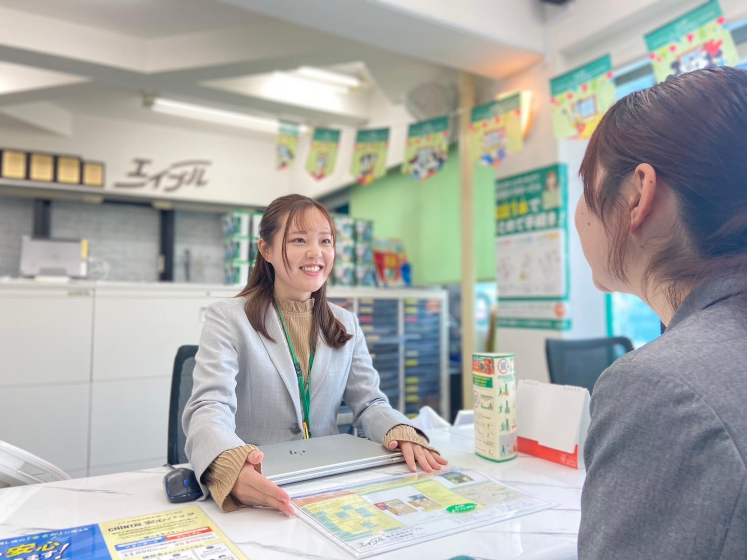 店舗スタッフ接客写真