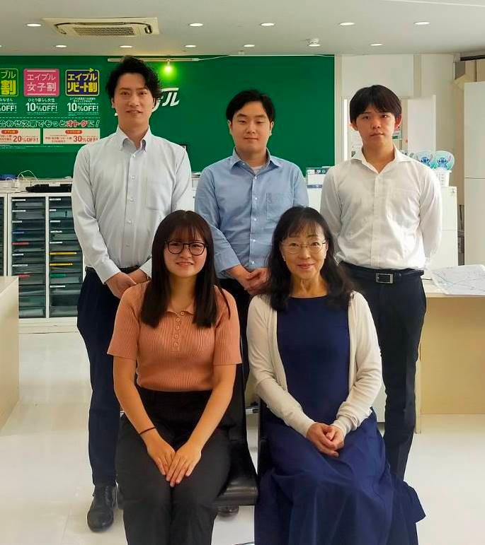 店舗スタッフ集合写真