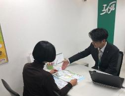 店舗スタッフ接客写真