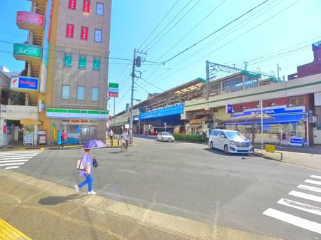 左手のビル３階がエイブル綾瀬店！右手が綾瀬駅西口改札側になります。