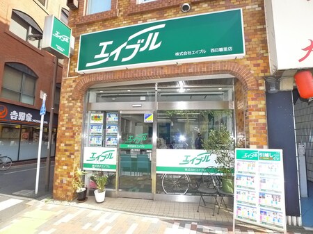 駅から真直ぐの1階店舗、吉野家さんのお隣です。