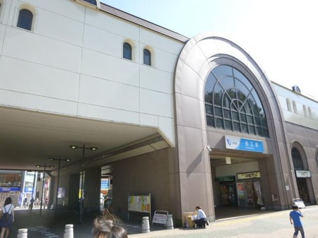 小田急線狛江駅です。駅構内はエスカレーター･エレベータがついてます。