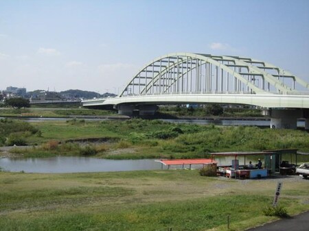 狛江市西部を流れる多摩川です。TVドラマや映画のロケ地としても有名です。