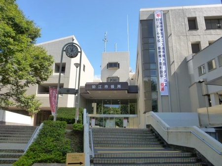 和泉本町にある狛江市役所です。狛江駅から徒歩５分です。