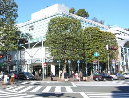 近隣環境：「玉川高島屋」デパ地下グルメからハイファッションまで様々な専門店が集まる百貨店。