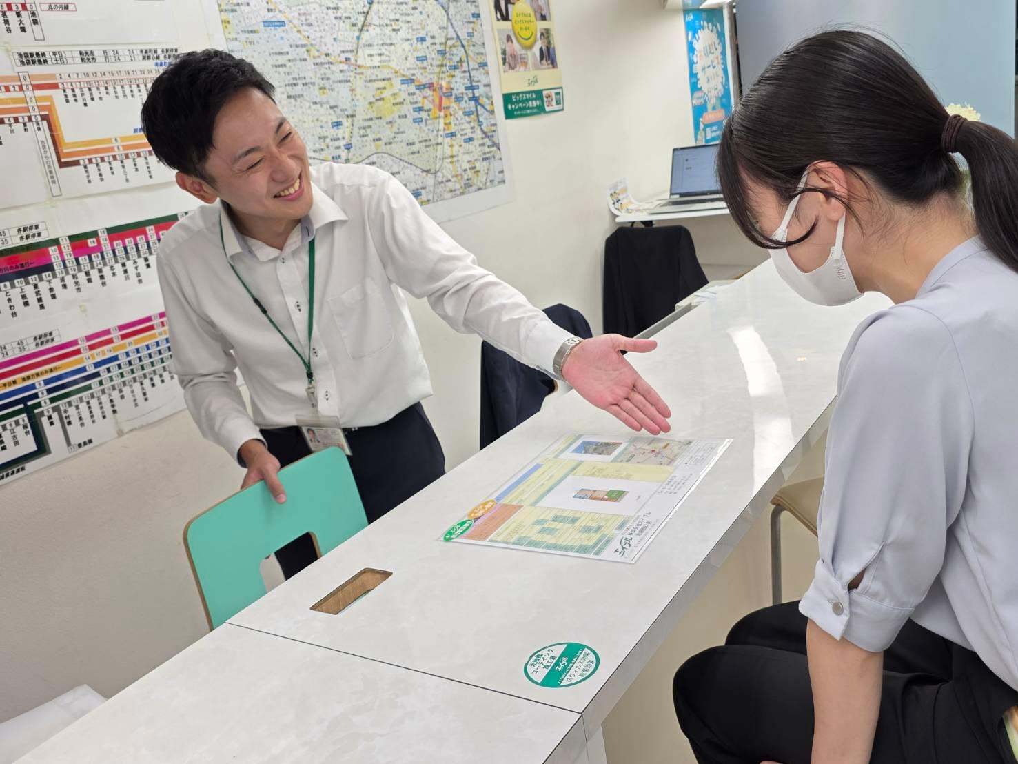 店舗スタッフ接客写真