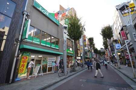 飯田橋地下鉄ｂ３出口目の前の店舗です。