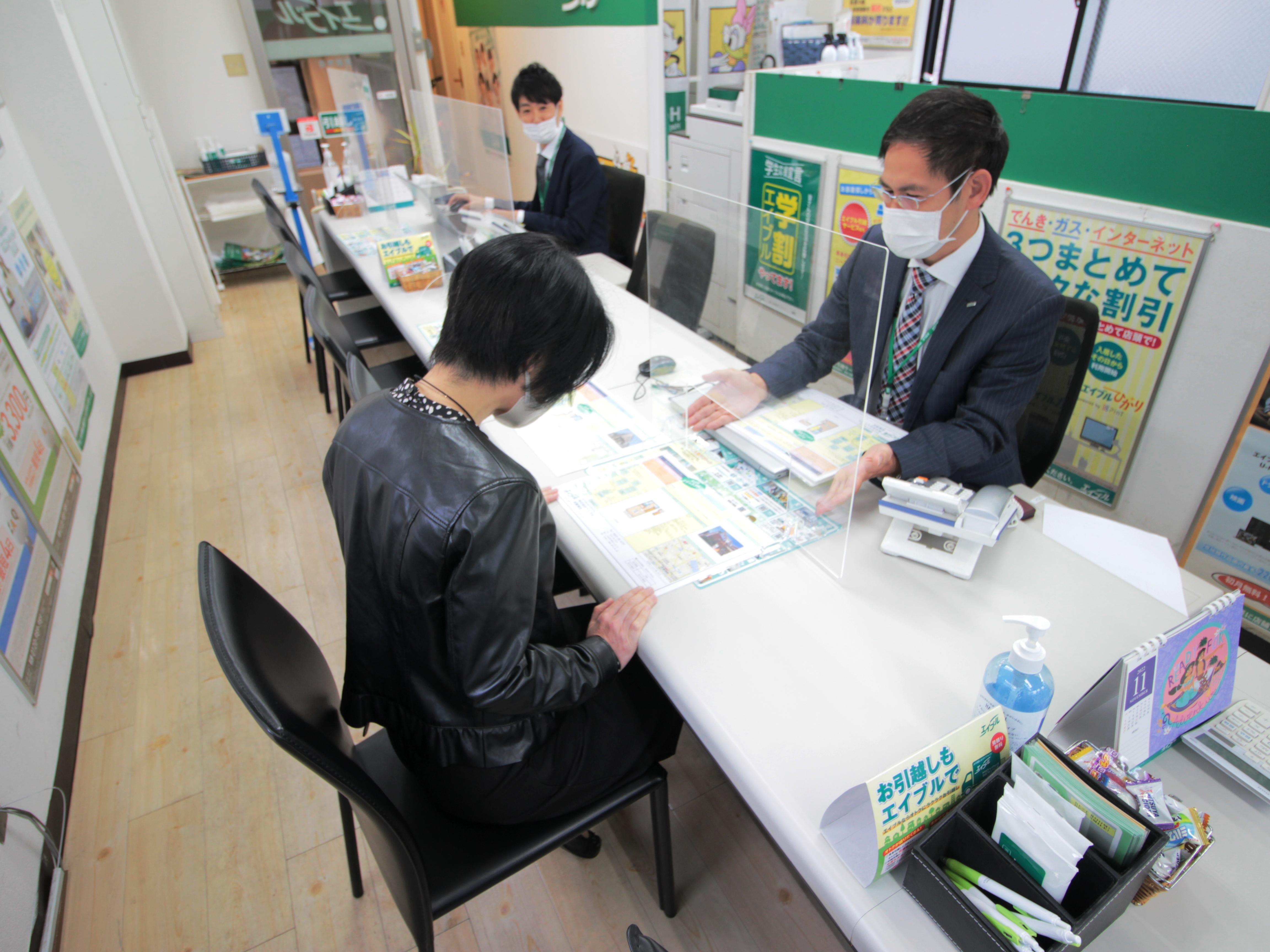 店舗スタッフ接客写真