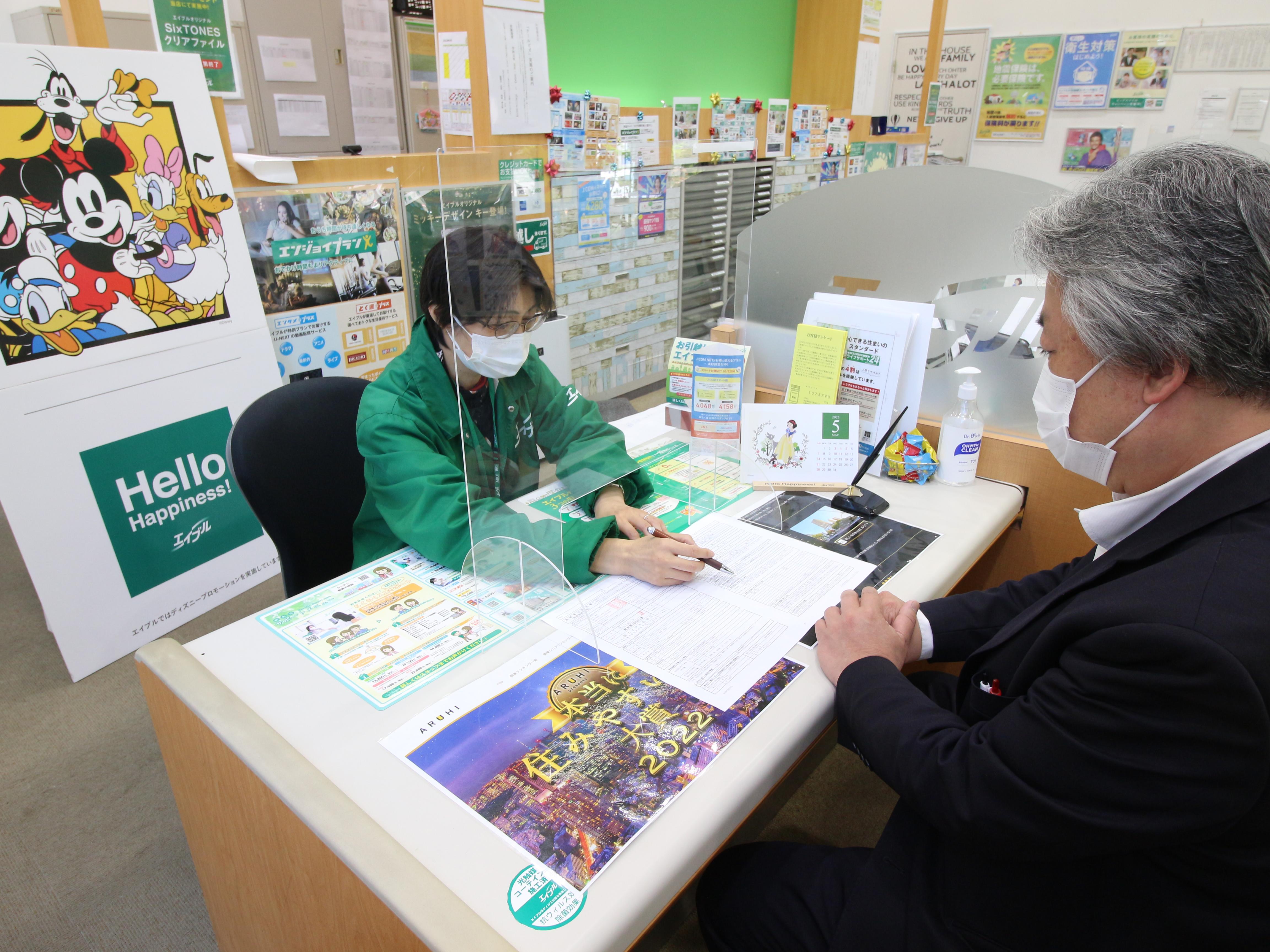店舗スタッフ接客写真