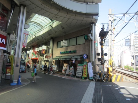 大山南口を出て右手の踏切のすぐ横に当店がございます！踏切のすぐ横が入口です！