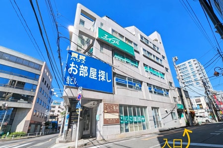 久米川駅南口を出て、右手側になります。店舗入り口は建物奥の出入口へ進んで頂きエレベーターで3階です。