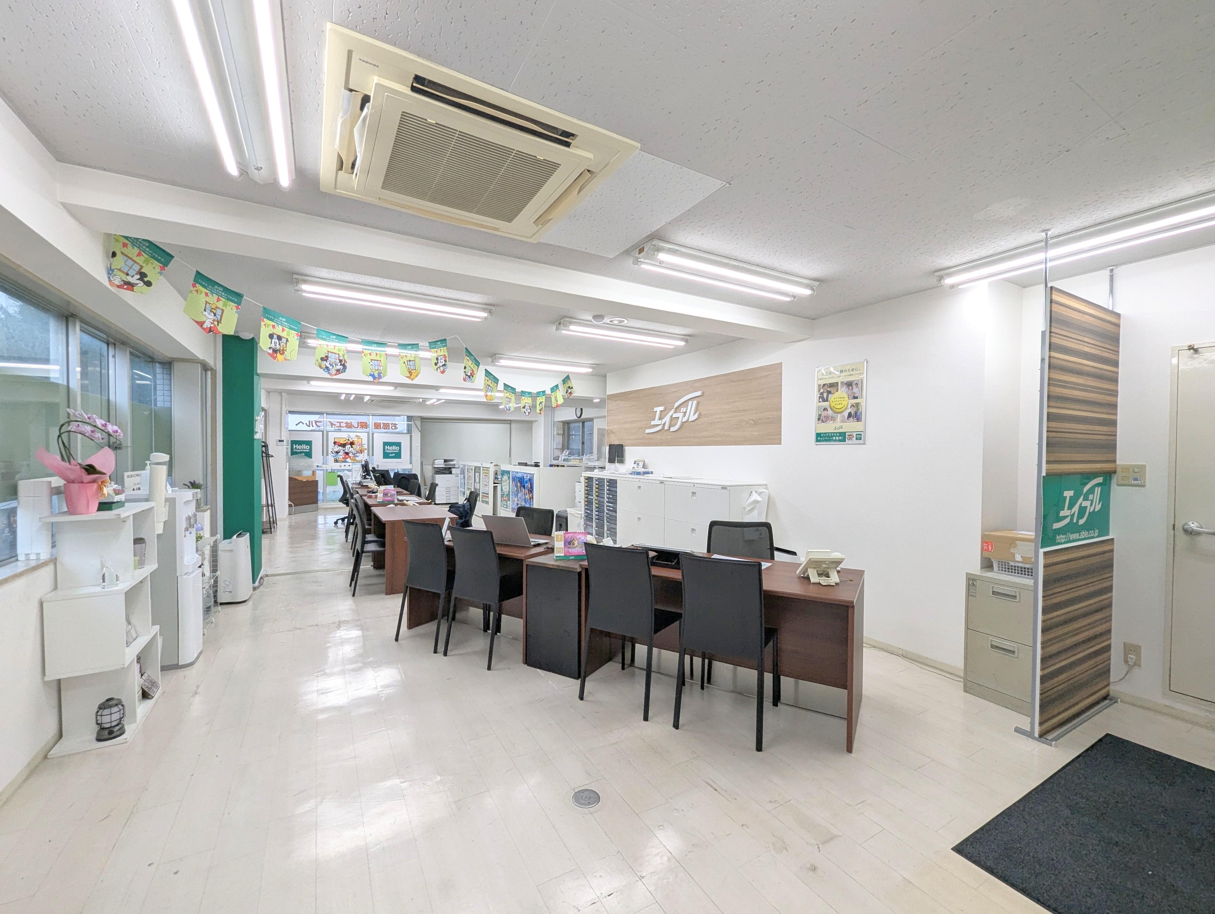 店舗スタッフ接客写真