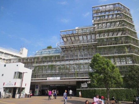 駅前環境；駅に直結する日本初の病院（東急病院）があります。病院の壁面と屋上は緑化し緑溢れた病院です。