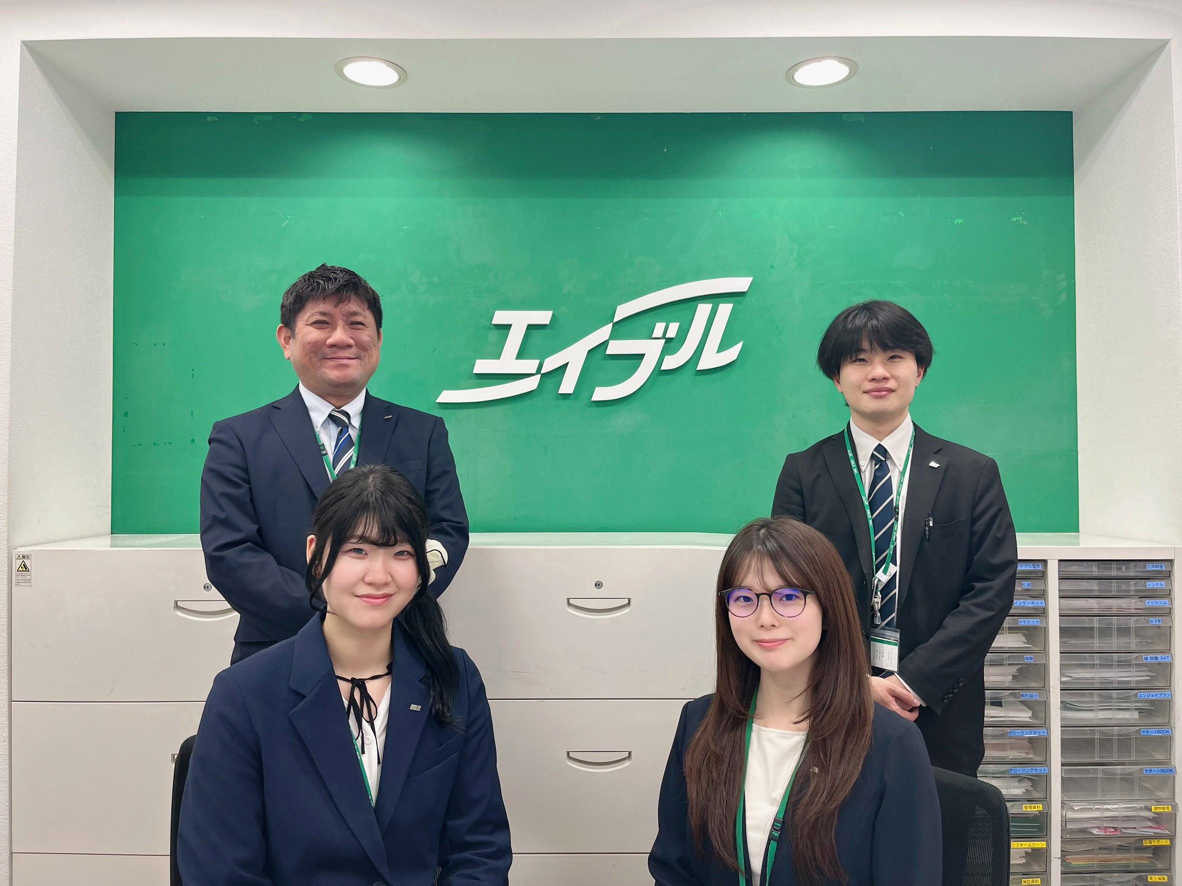 店舗スタッフ集合写真