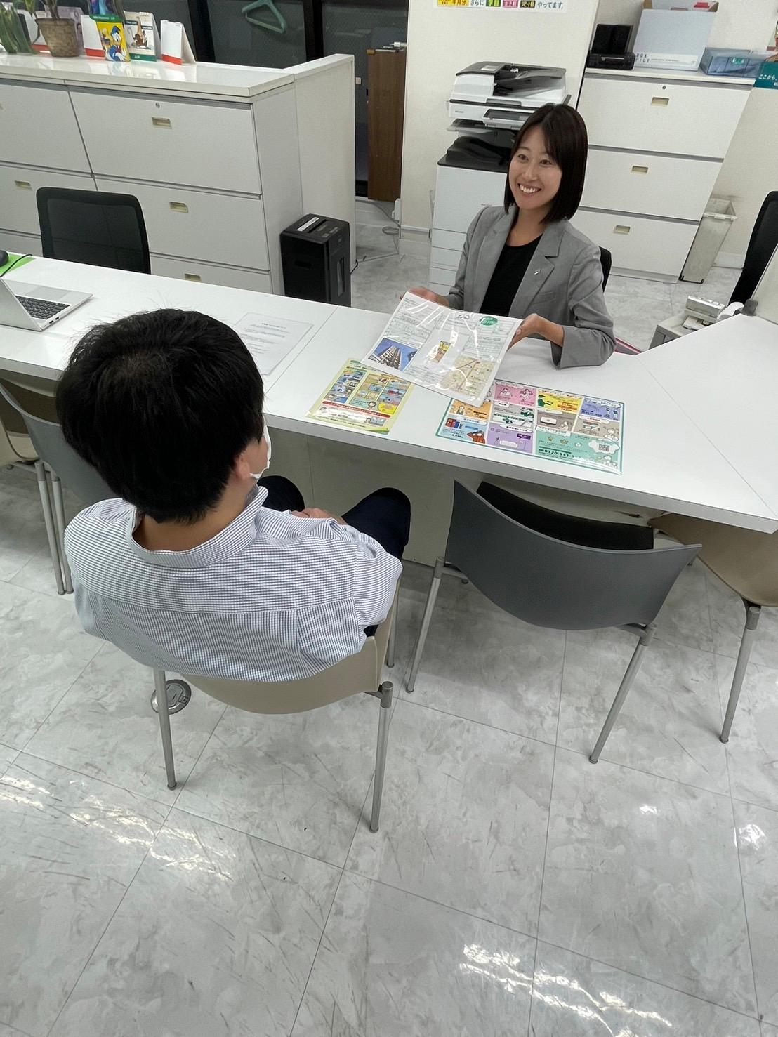 店舗スタッフ接客写真