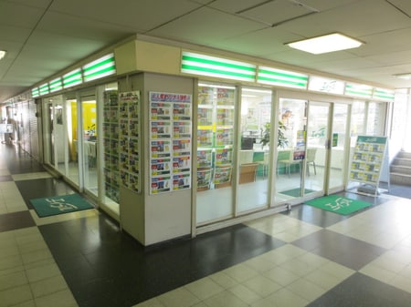 阪急茨木市駅北改札口の2Ｆ西出口より直結のｿｼｵ2ﾋﾞﾙの２階にございます。