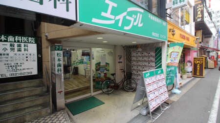 阪急高槻駅改札から徒歩2分！阪急高槻商店街の中にグリーンの看板で皆様のご来店をお待ちしております。