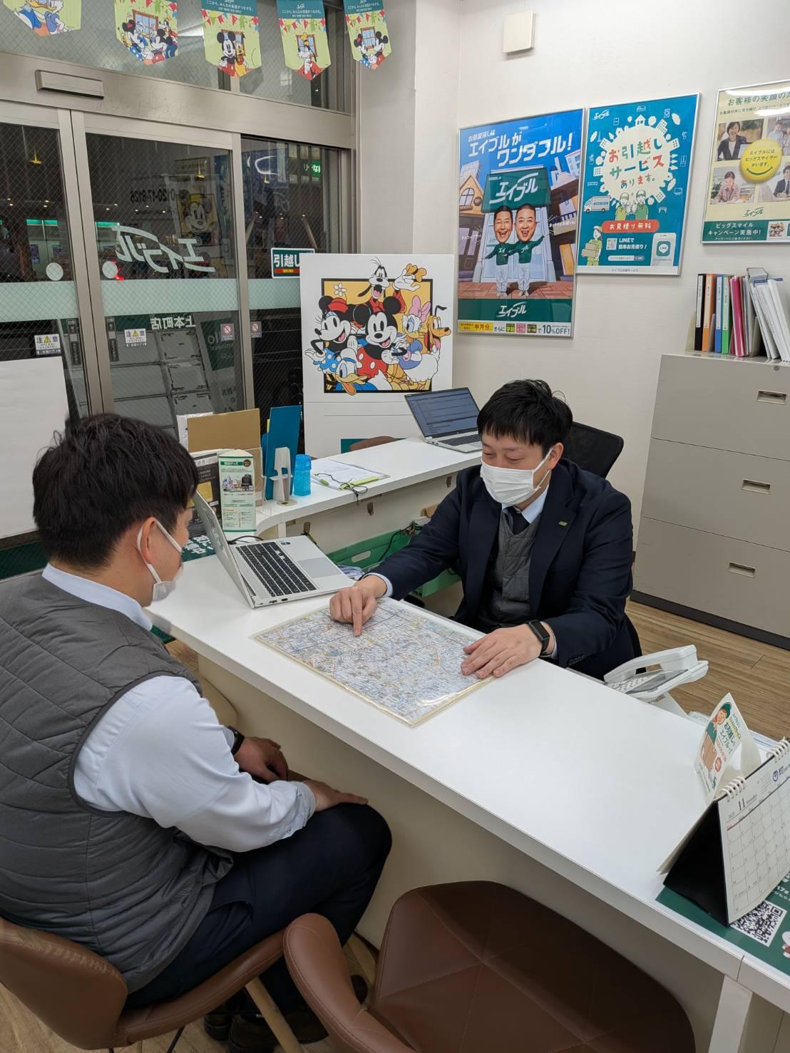 店舗スタッフ接客写真