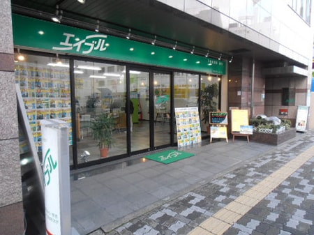 枚方市役所から京阪線の間に位置しており、駐車場もすぐ隣にございますのでお車での来店の際も安心です。