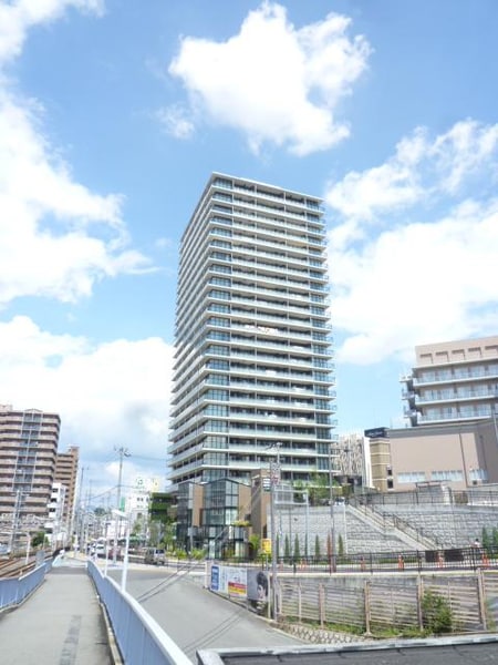 平成２６年４月に駅前のタワーマンション１階に移転致しました。