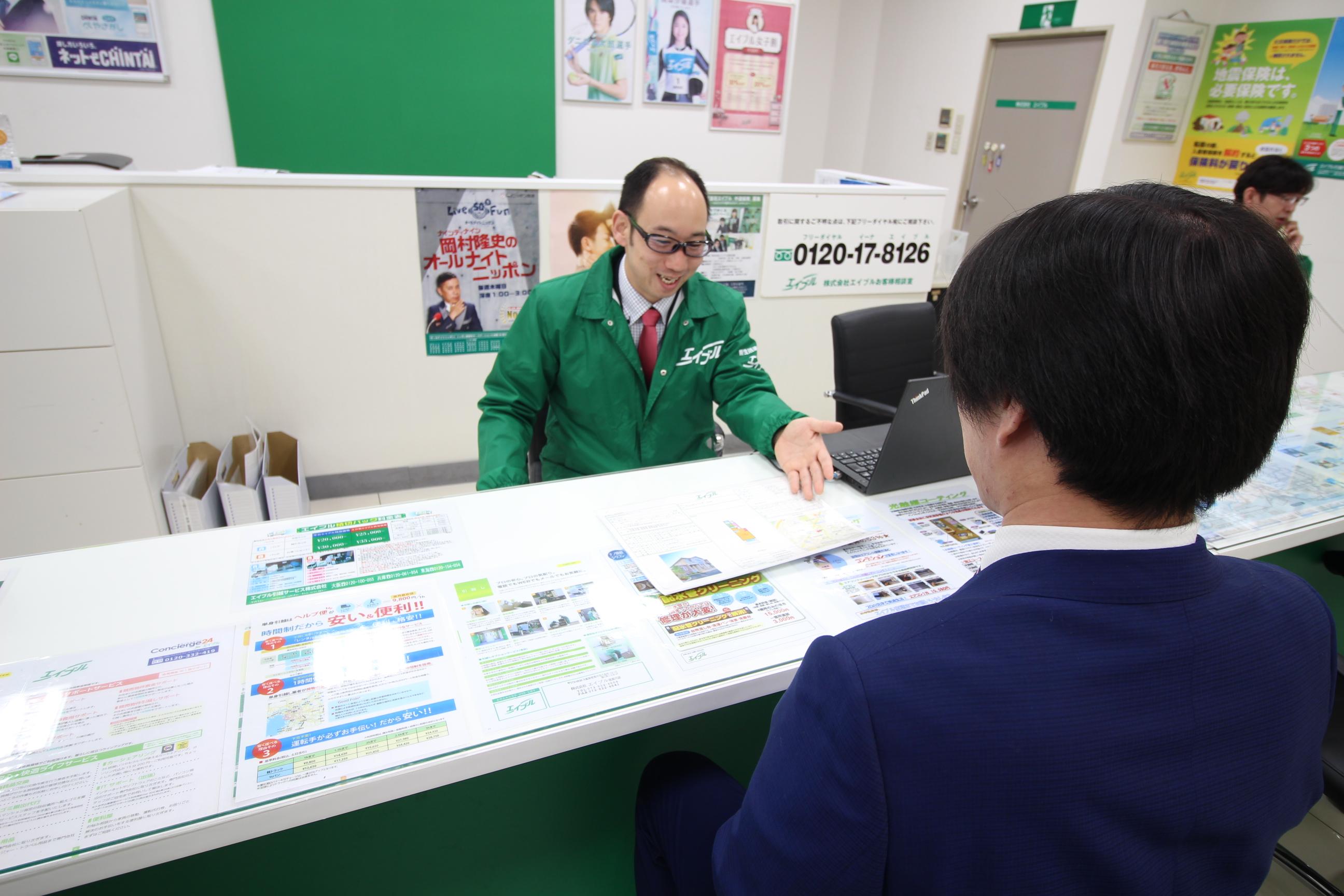 店舗スタッフ接客写真