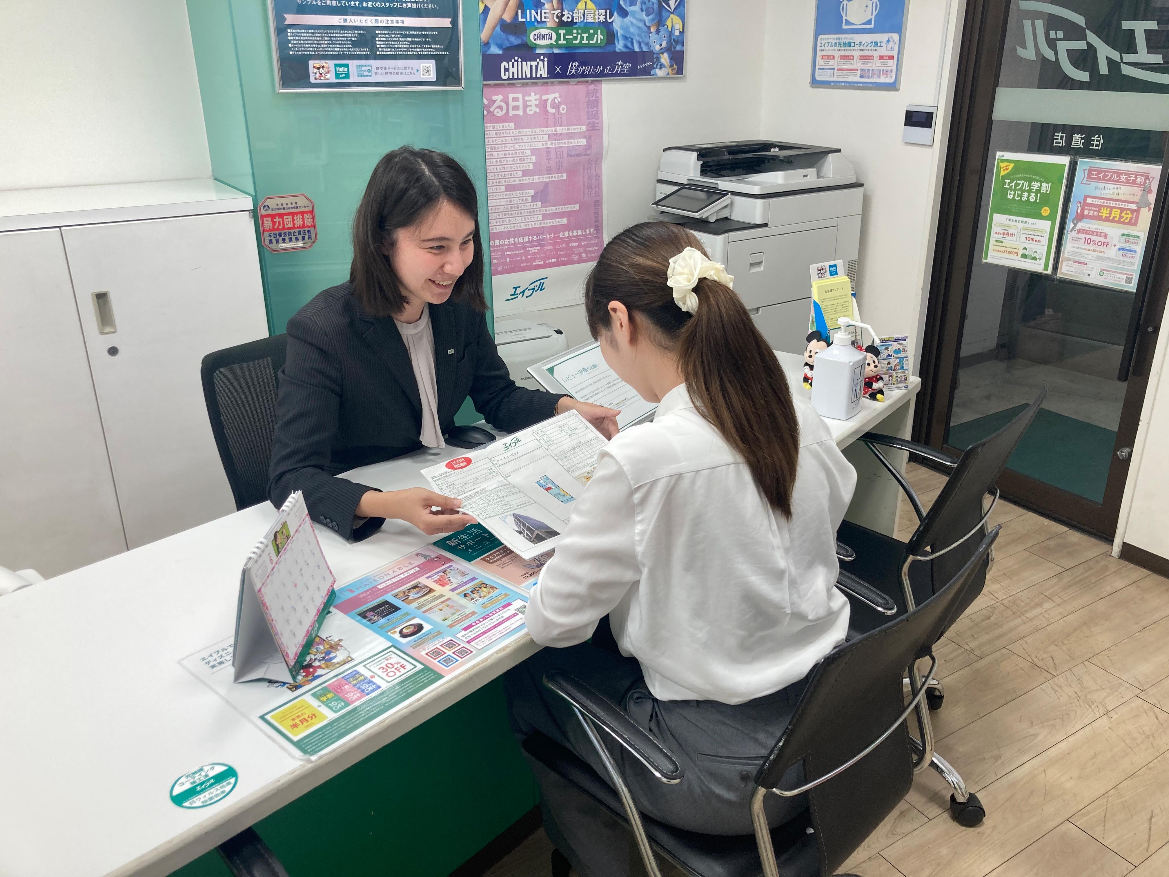 店舗スタッフ接客写真