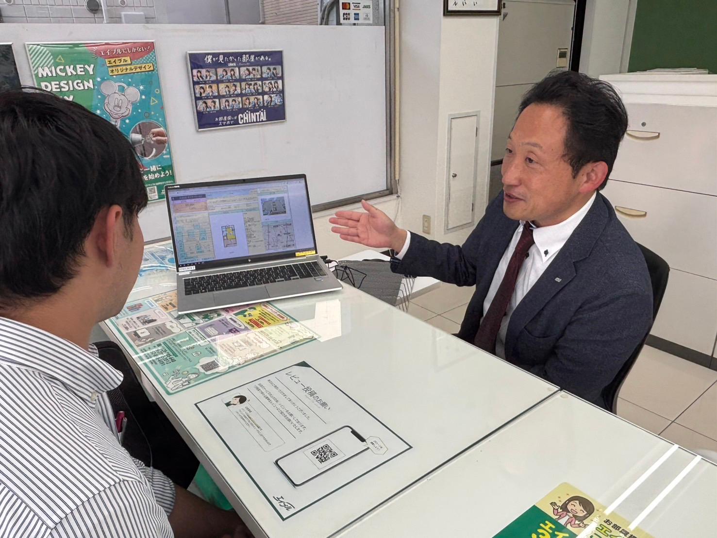 店舗スタッフ接客写真