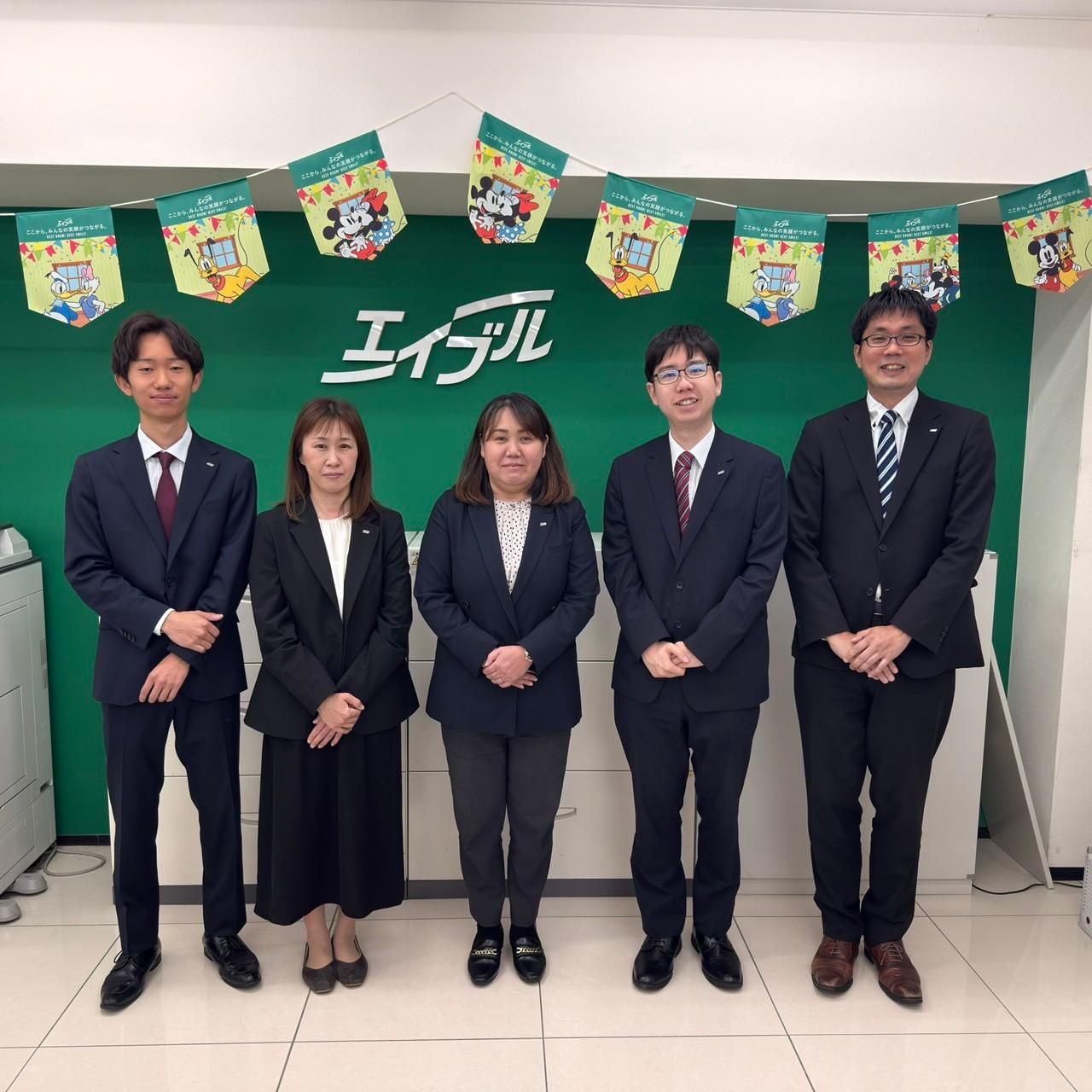 店舗スタッフ集合写真