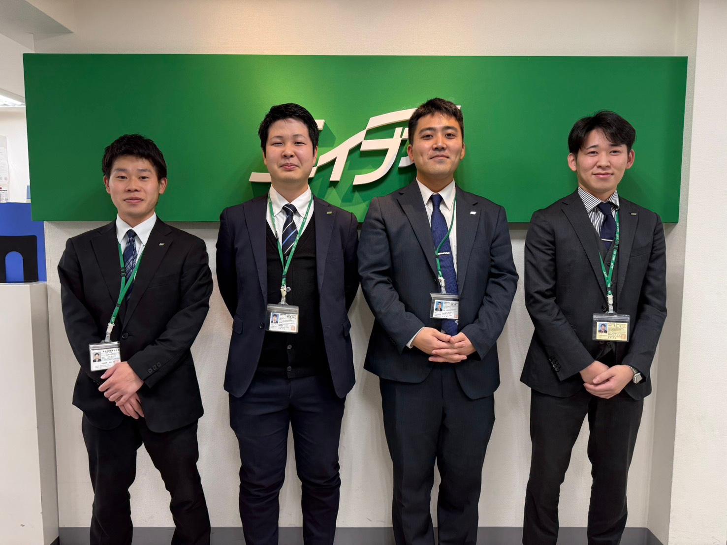 店舗スタッフ集合写真