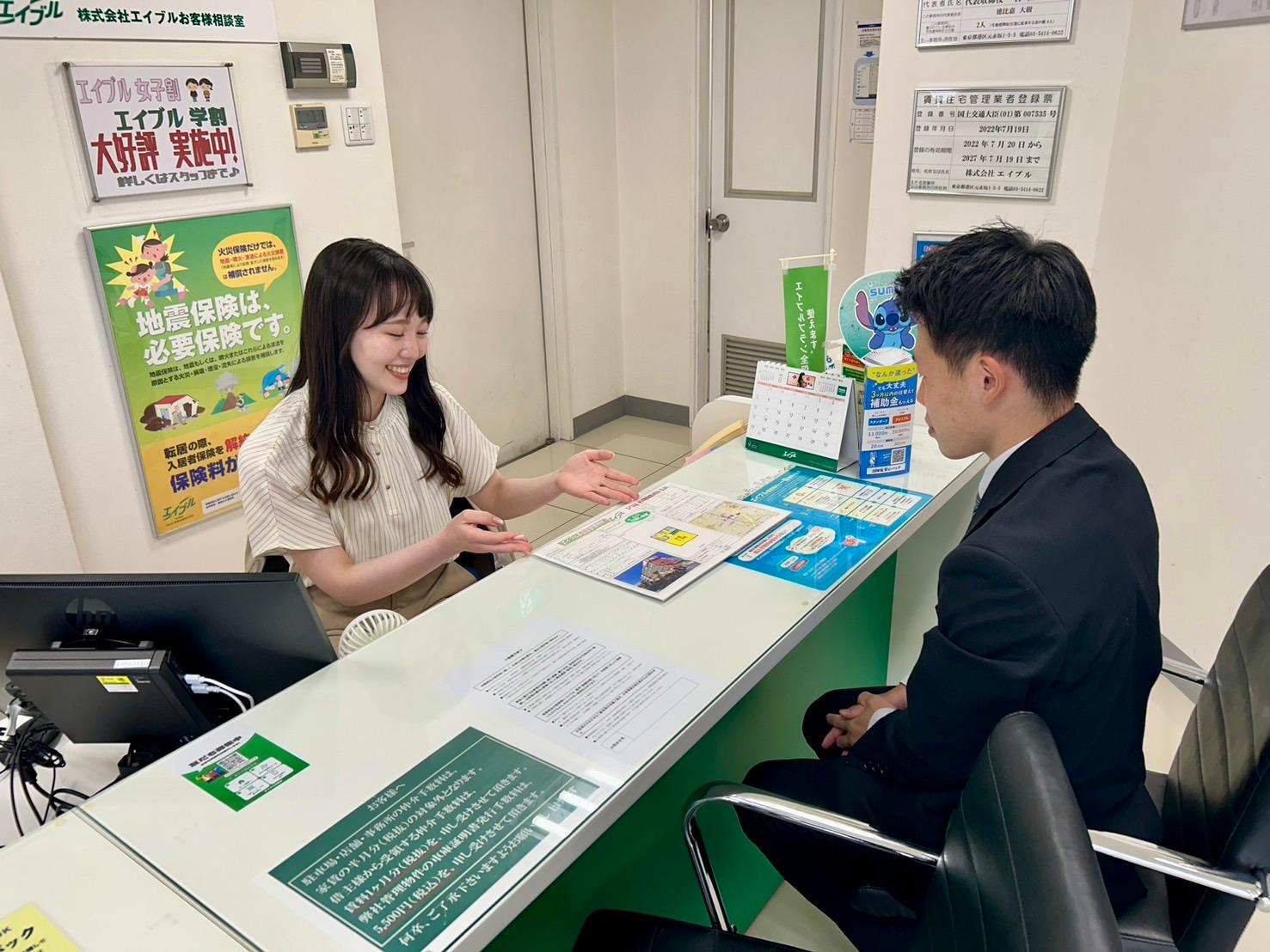 店舗スタッフ接客写真