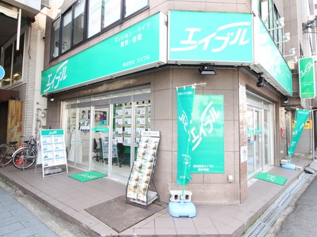 当店は藤井寺一番街(商店街)の入り口の角に立地しております。緑の看板が目印です。