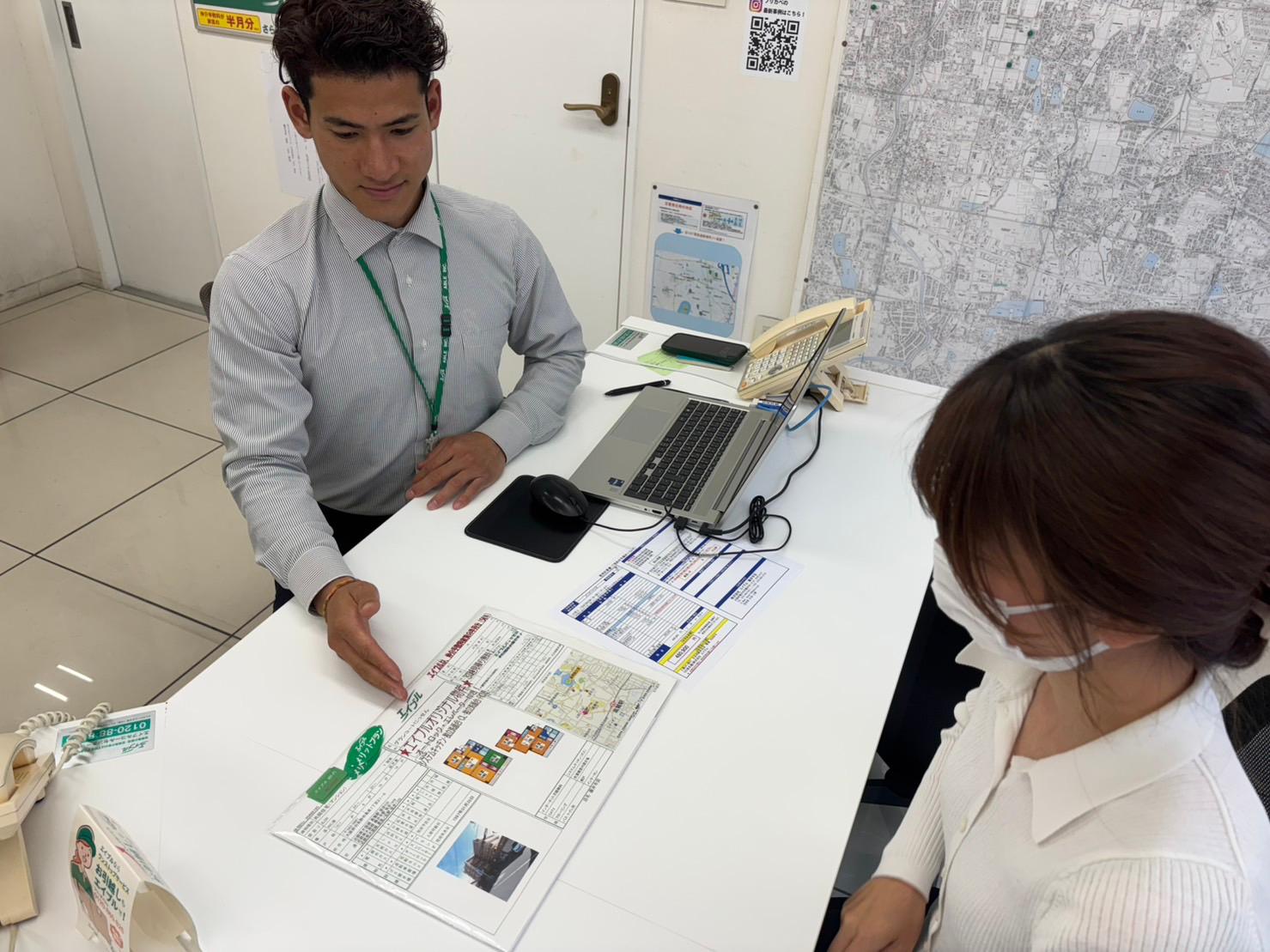 店舗スタッフ接客写真