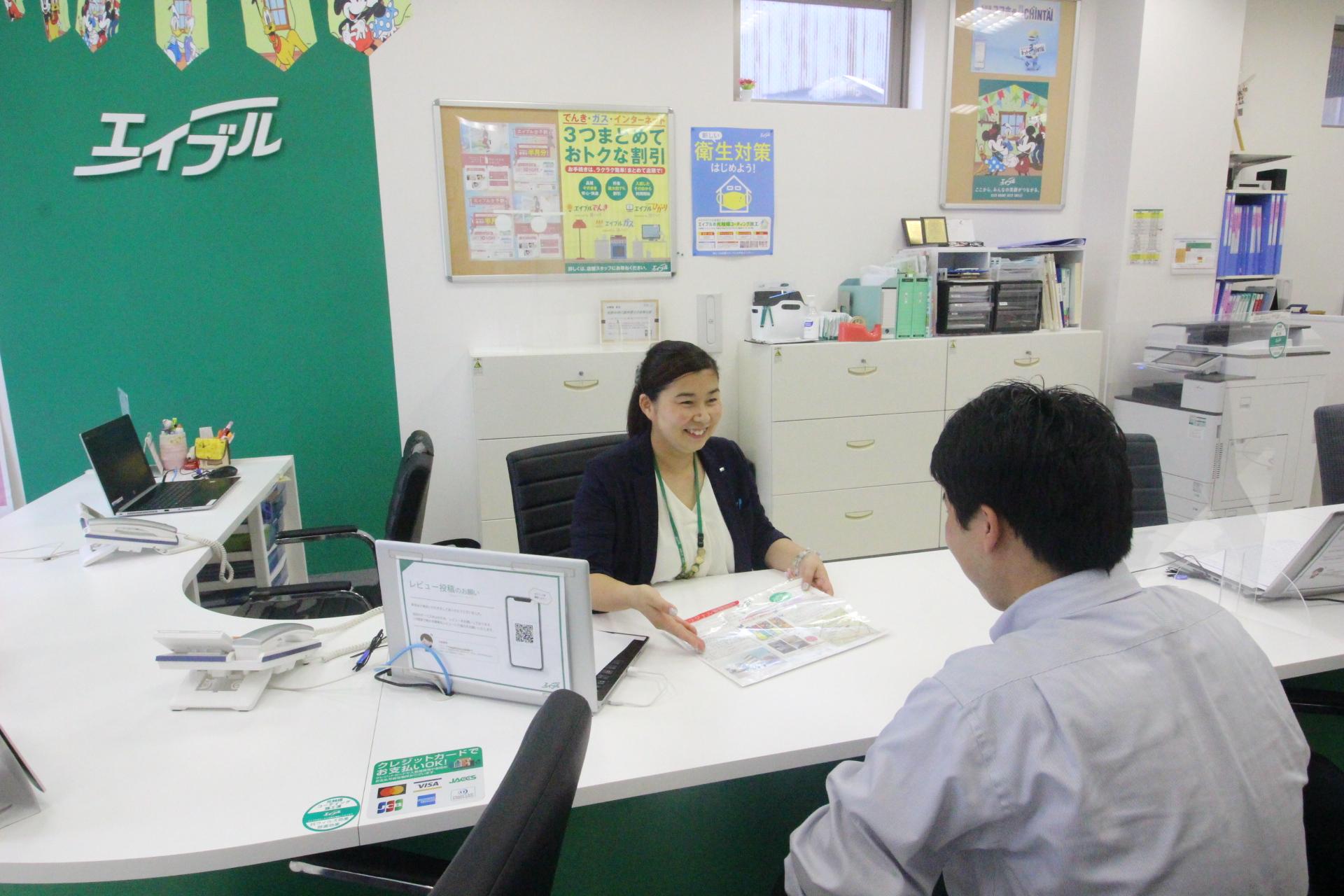 店舗スタッフ接客写真