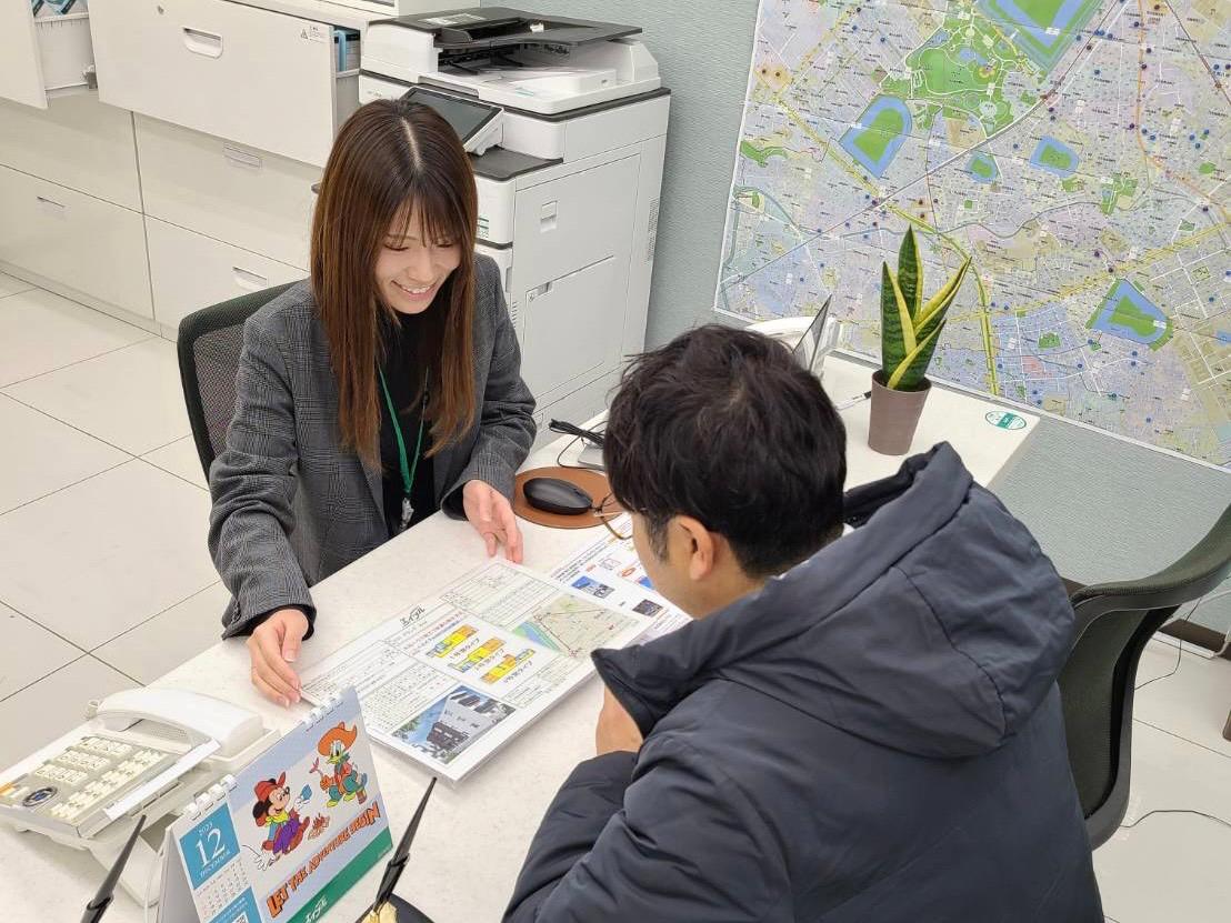 店舗スタッフ接客写真