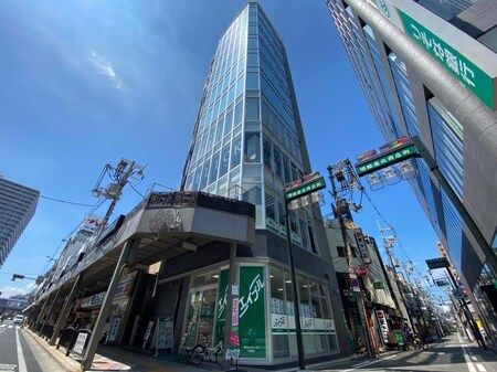 南海高野線堺東駅の向かい側、10階建てのガラス張りになっているビルの1階に当店があります。