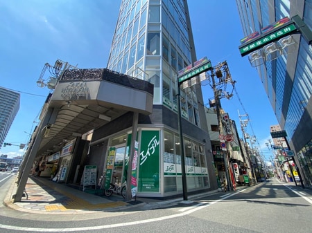堺東銀座北商店街の入り口角地にお店があります。