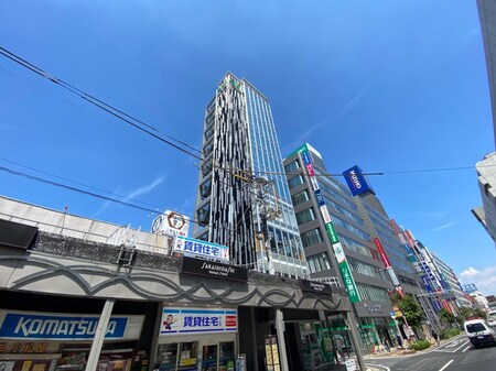 堺東駅西出口側から見たお店の写真です。駅から銀座通り商店街に渡る横断歩道からも目立つ建物です。