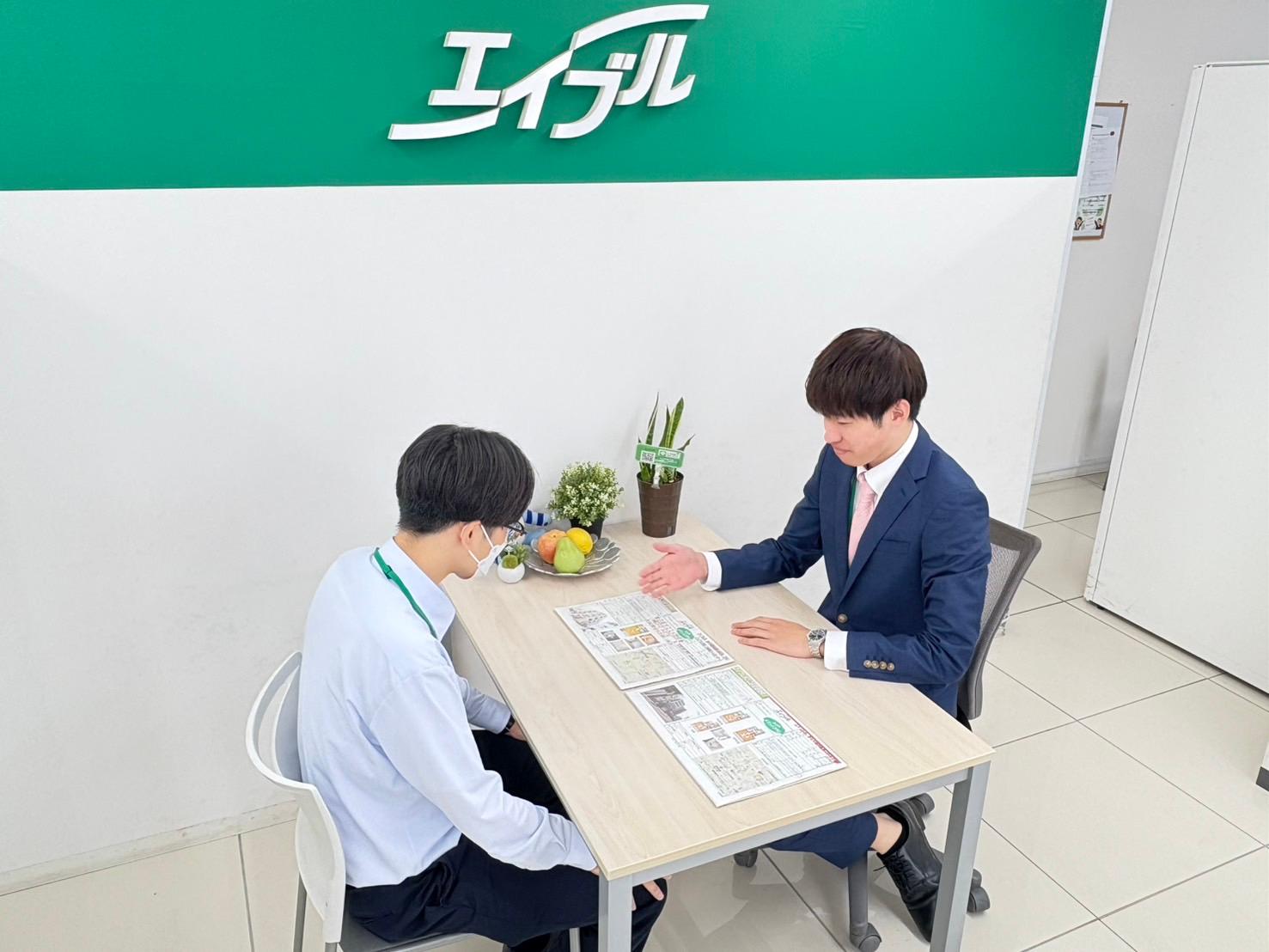 店舗スタッフ接客写真