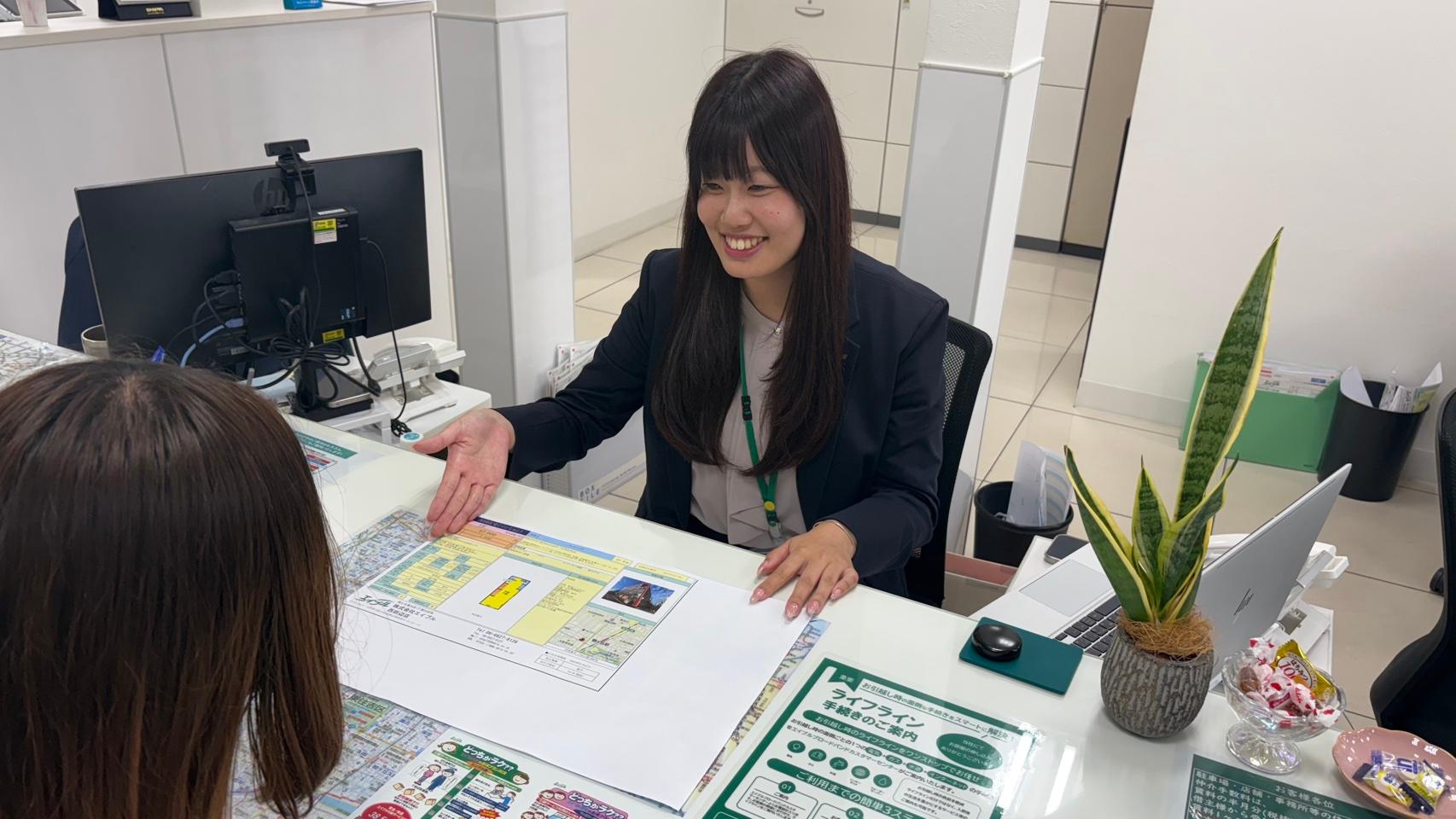 店舗スタッフ接客写真