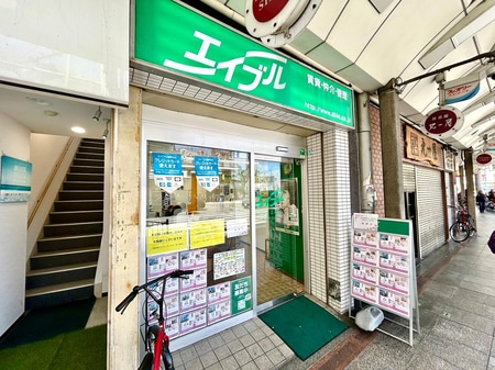 十三の人通りが多い大きな交差点の目の前にあり、近くに大きな商店街もあります。