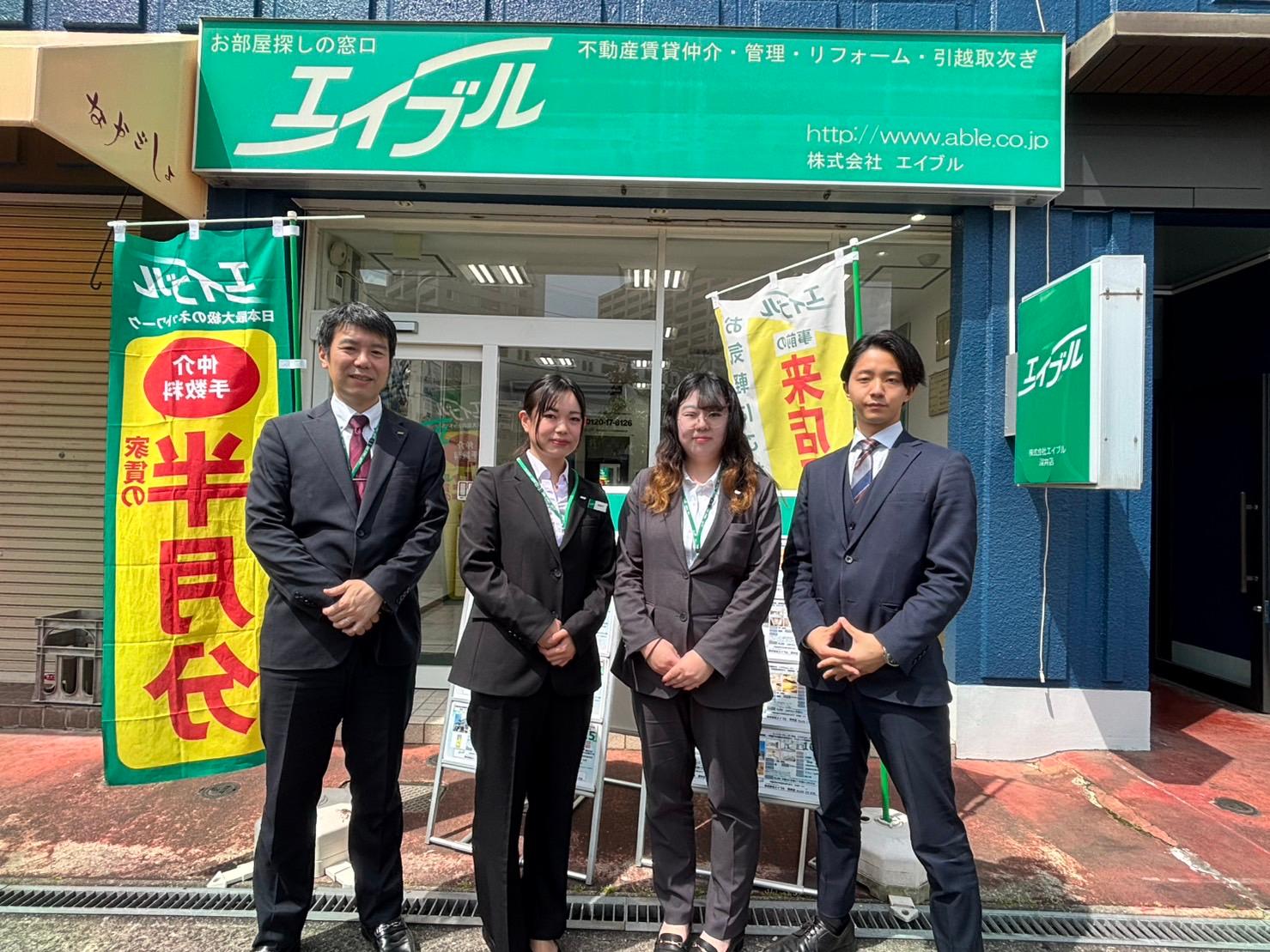 店舗スタッフ集合写真