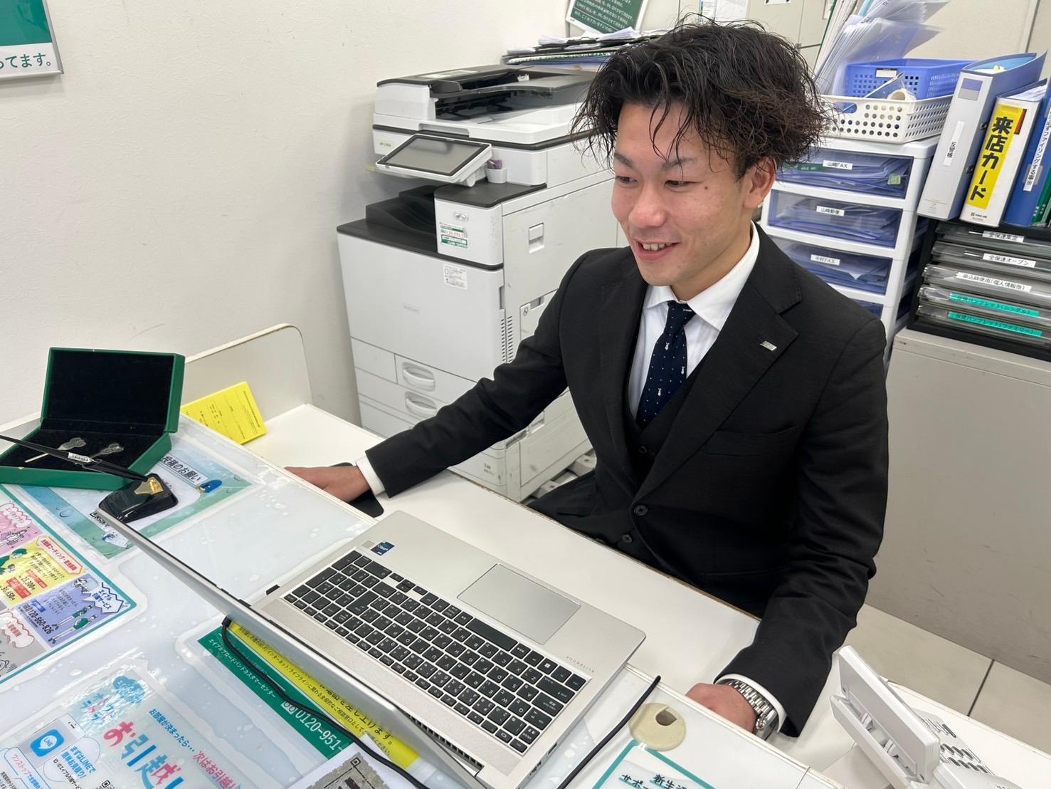 店舗スタッフ接客写真