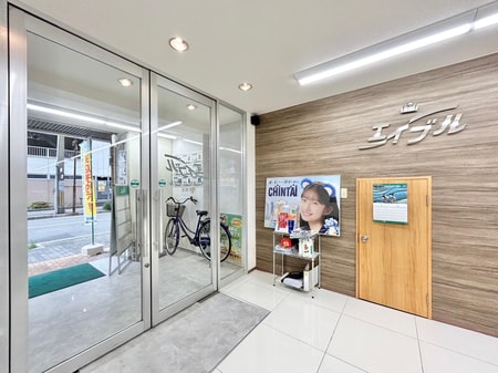 広々とした店内でお客様のお部屋探しのサポートを致します。