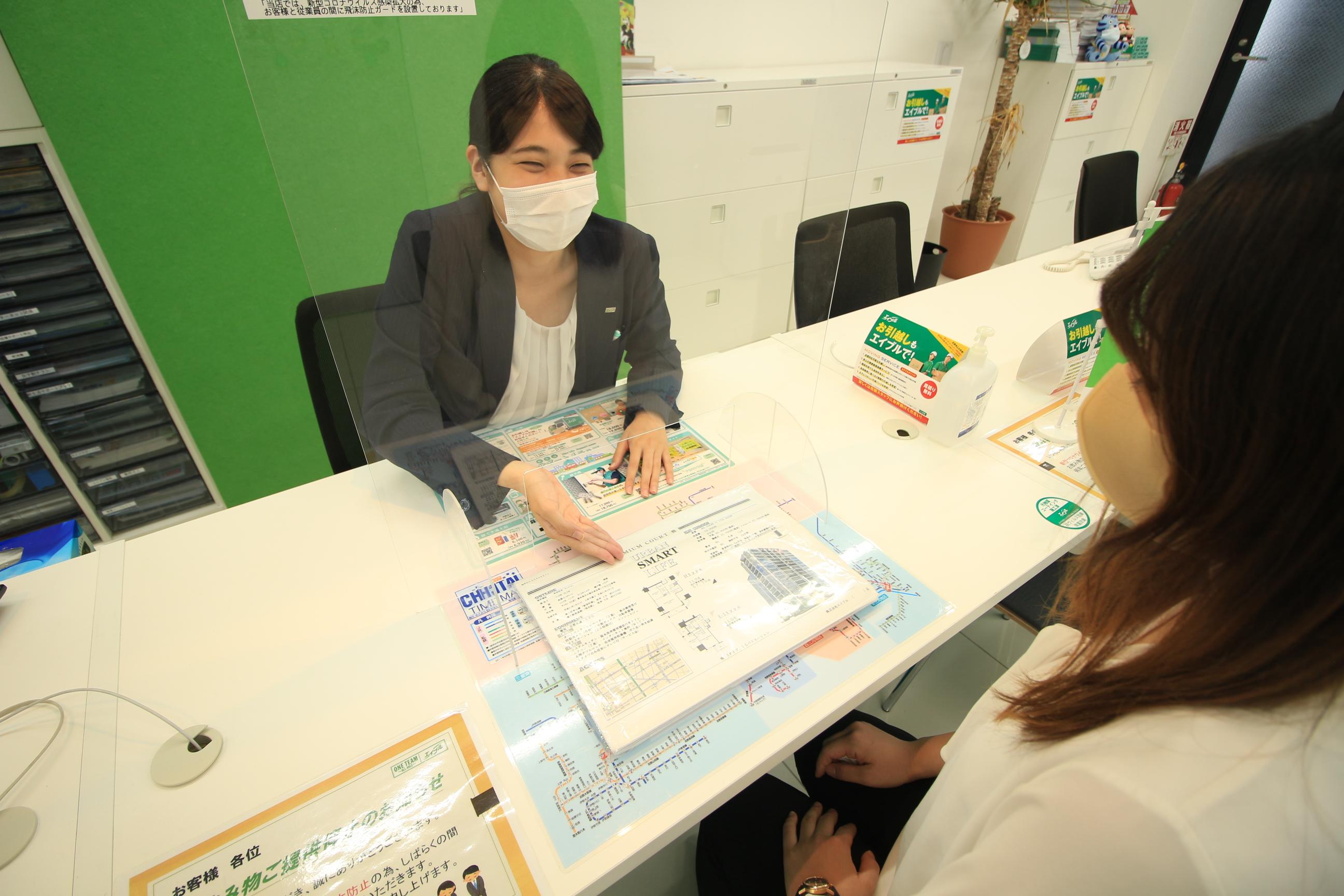 店舗スタッフ接客写真