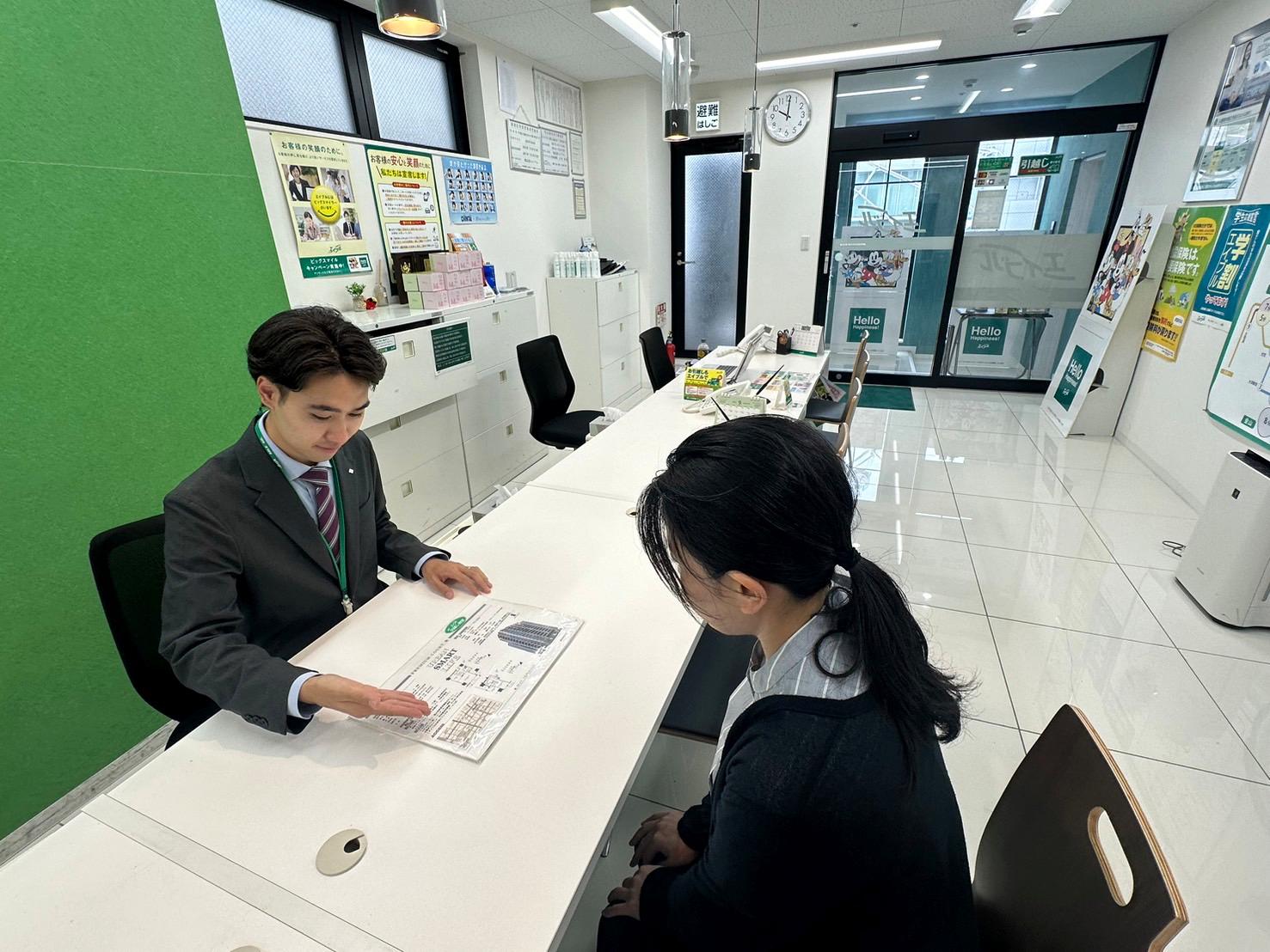 店舗スタッフ接客写真