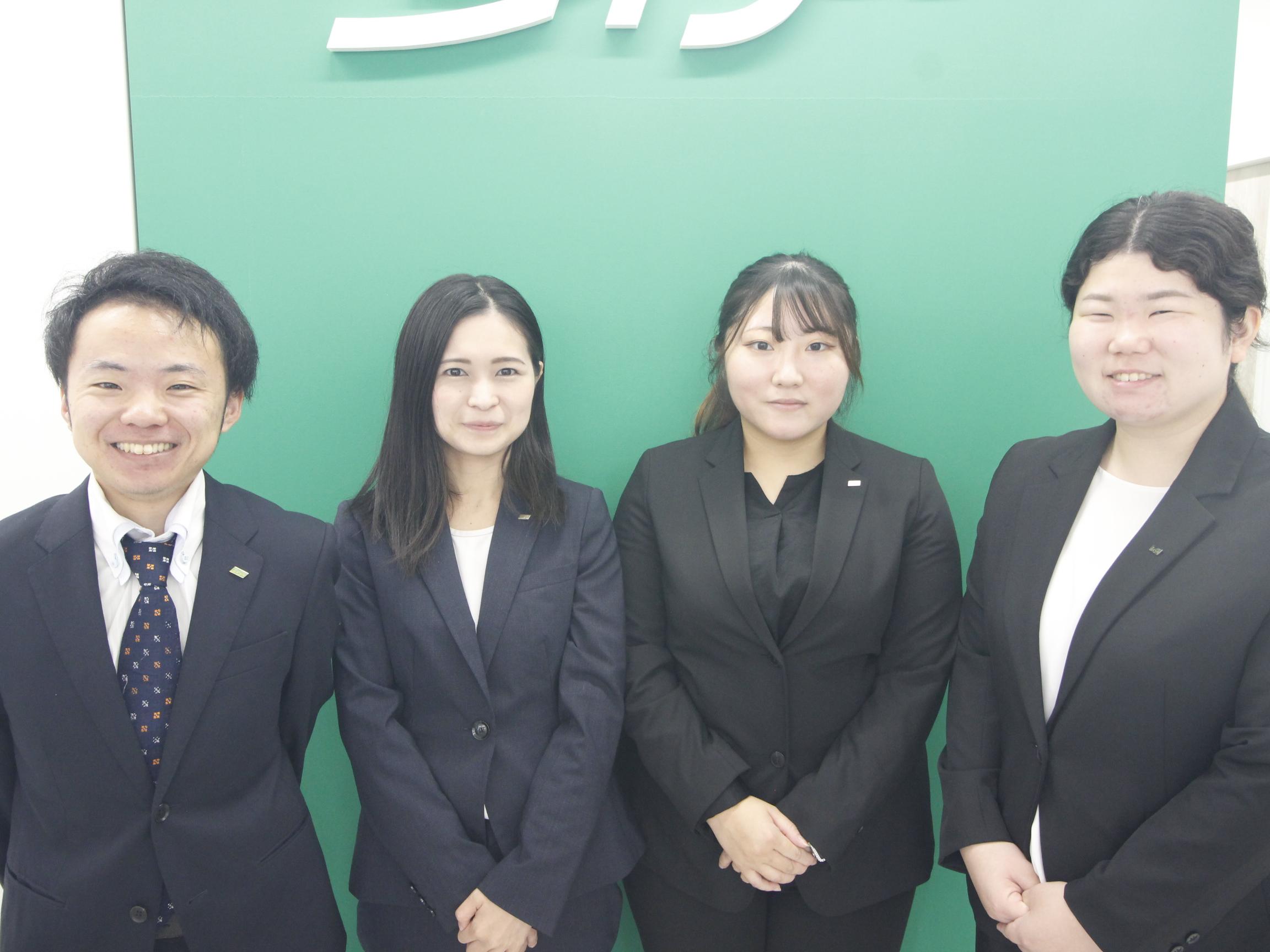 店舗スタッフ集合写真