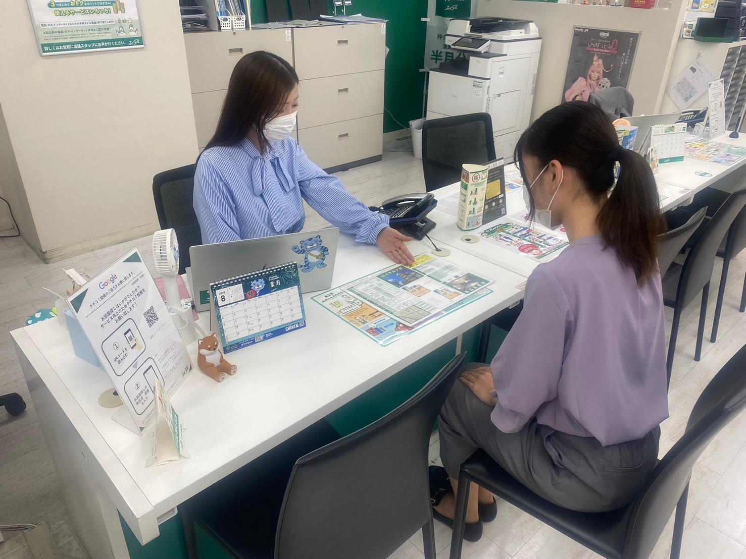 店舗スタッフ接客写真