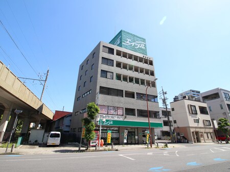 名鉄豊田市駅の東口を出て、正面左を向くとエイブルの大型看板が屋上についているビルの１階です。