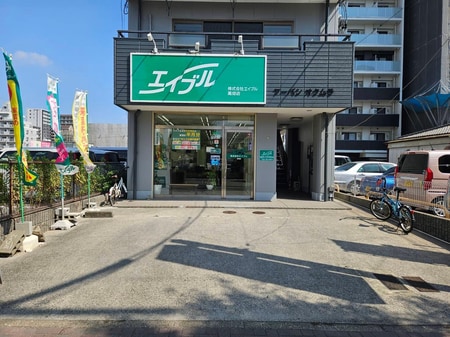 車でご来店の際は店舗前にお停めください。清算可能な東隣のコインパーキングをご利用頂いも結構です。